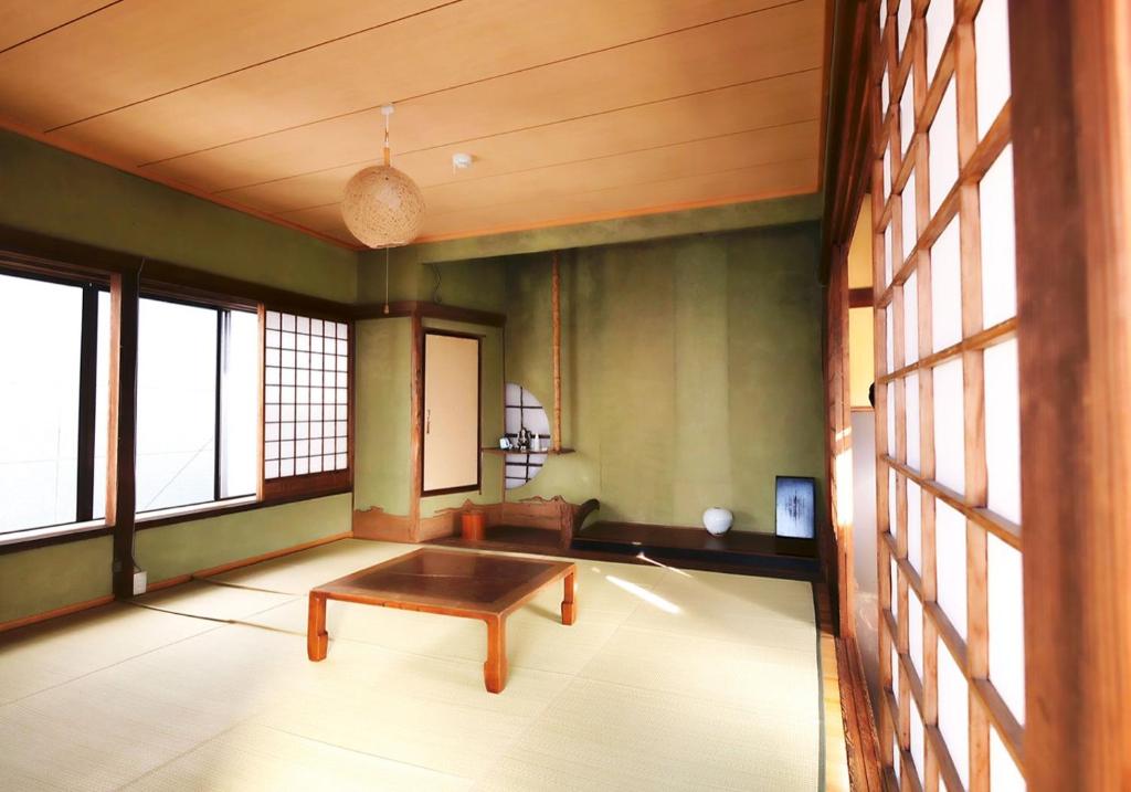 Habitación con mesa en una habitación con ventanas en fumoku - Vacation STAY 12958v, en Chino