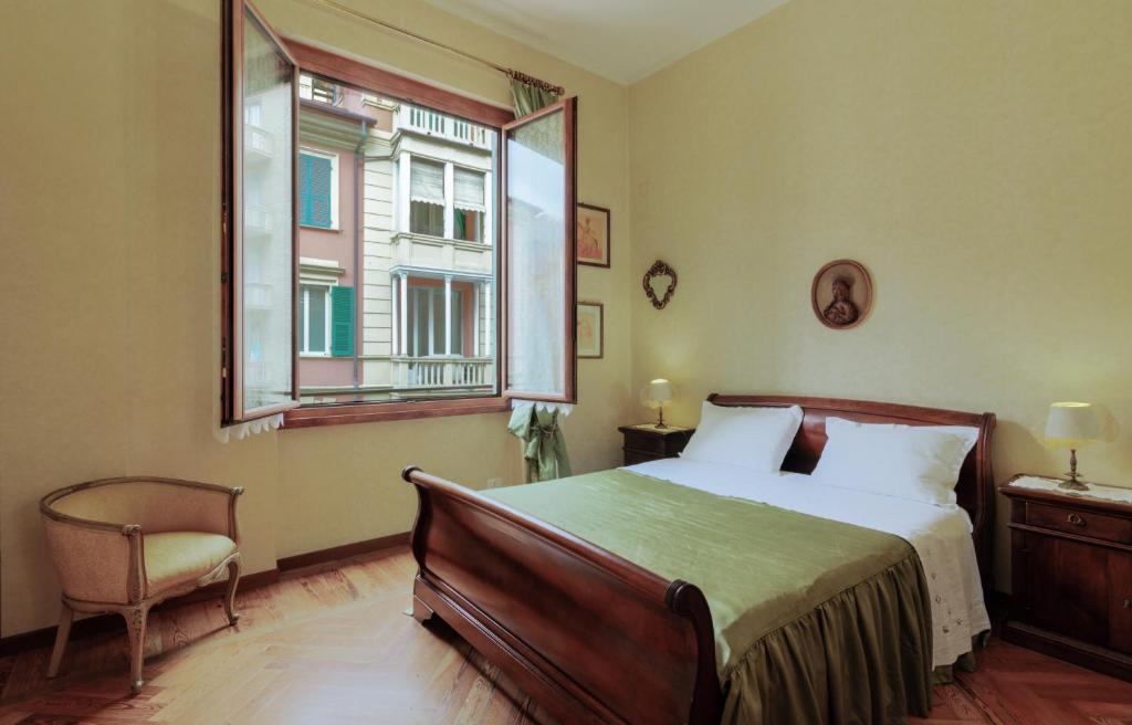 una camera da letto con un letto e una finestra di Appartamento Della Dama vicino spiaggia a Rapallo