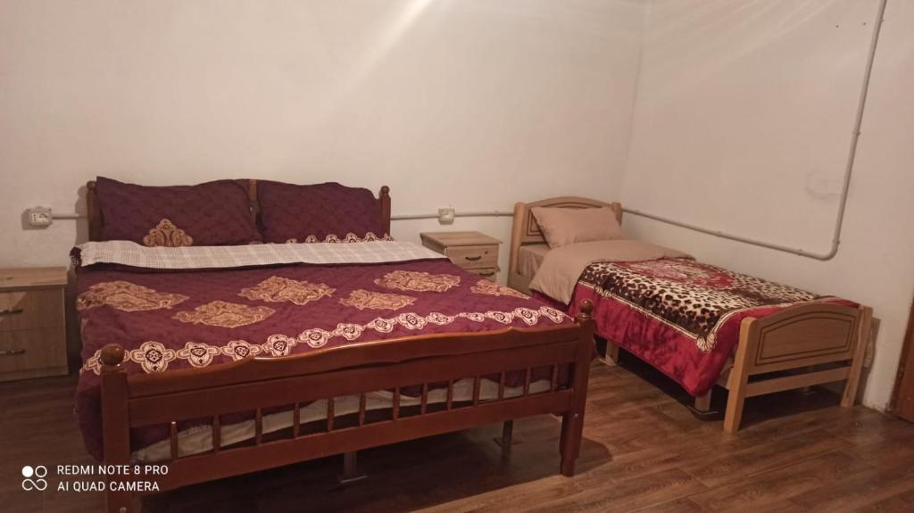 1 dormitorio con 1 cama, 1 cama pequeña y 1 mesa en Hotel-Restorant Pepushaj en Shkodër