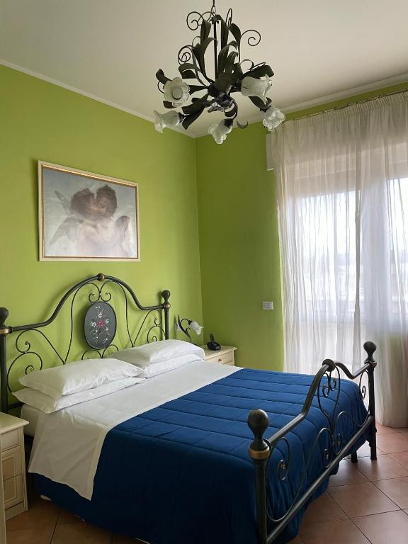1 dormitorio con cama y lámpara de araña en B&B Sarien, en Chieti