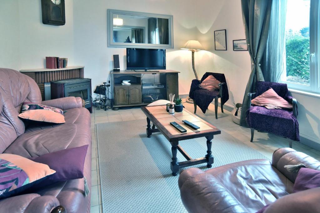 een woonkamer met 2 banken en een salontafel bij La Maison des Rivages - Proche plages et Golf in Saint-Briac-sur-Mer