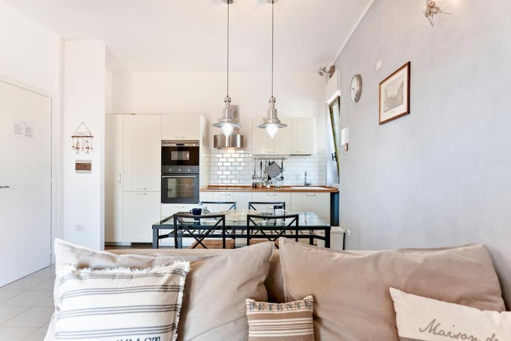 un soggiorno con divano e una cucina di Penthouse on the beach Gallipoli a Gallipoli