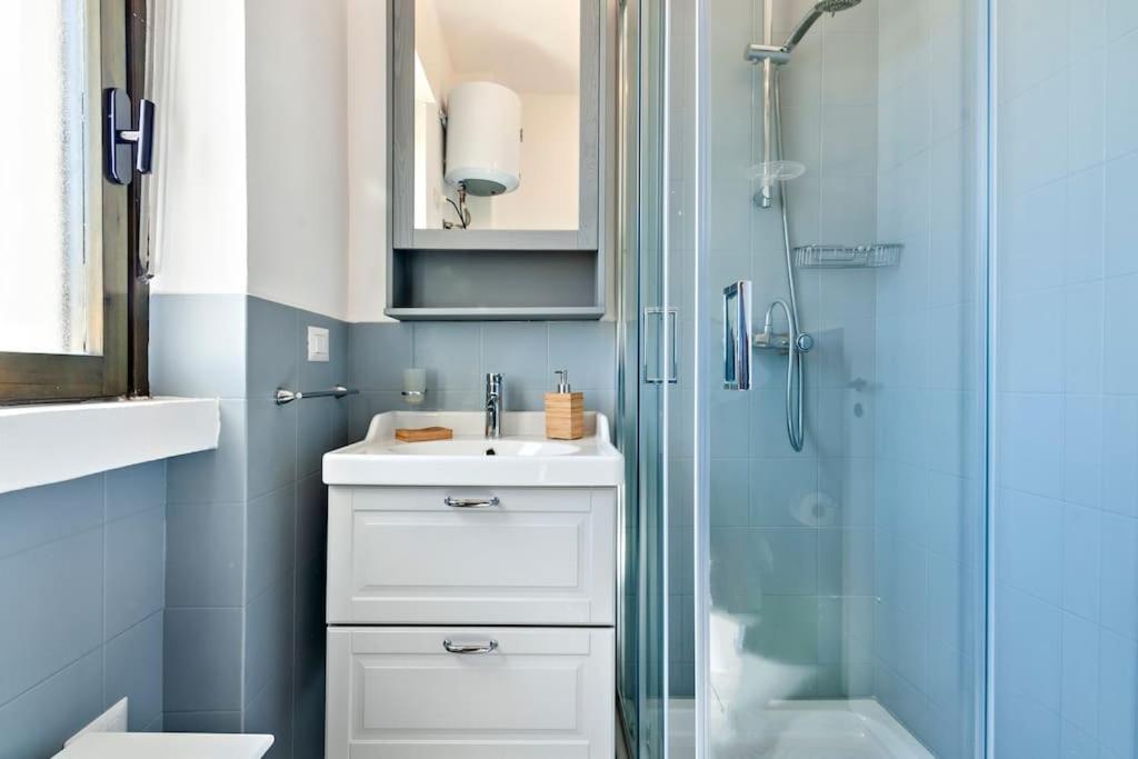 A bathroom at Cozy Flat and Terrace - 2 min from the beach by Sweet Home Puglia Apartments