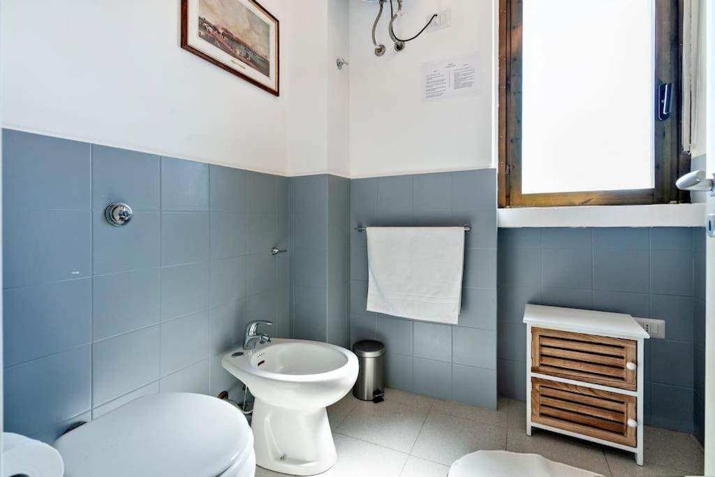 A bathroom at Cozy Flat and Terrace - 2 min from the beach by Sweet Home Puglia Apartments