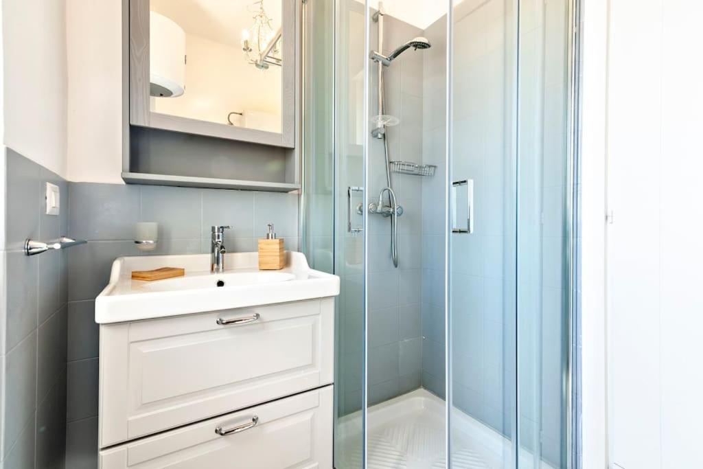 A bathroom at Cozy Flat and Terrace - 2 min from the beach by Sweet Home Puglia Apartments