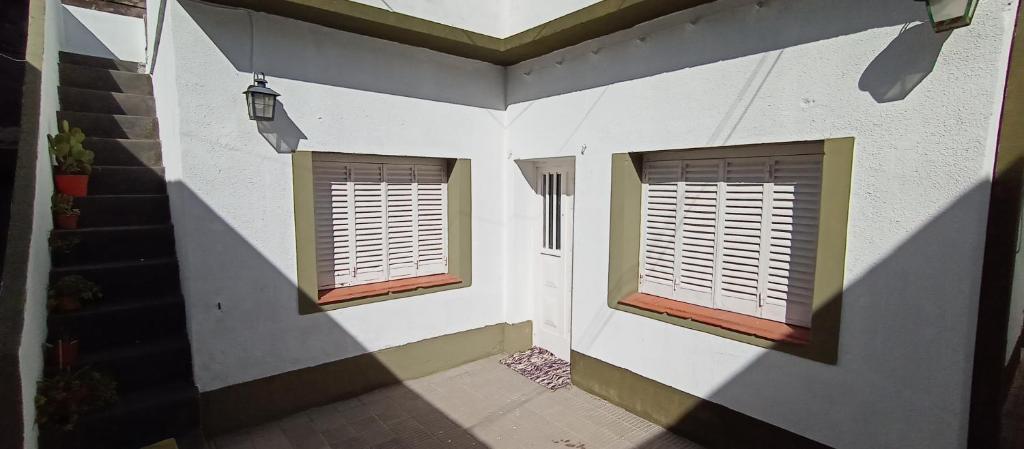 un pasillo de una casa con dos ventanas en Dpto céntrico para 5/6 pers Tornquist en Tornquist