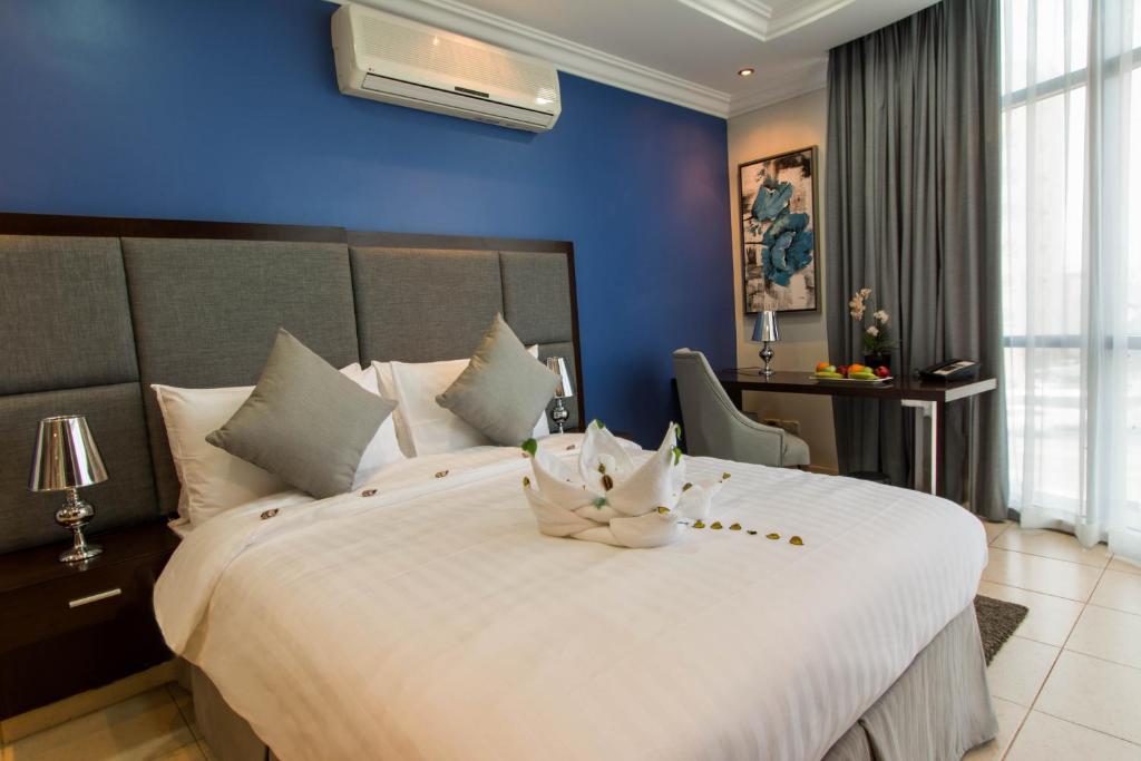 Llit o llits en una habitació de Baisan Suites Al Jubail