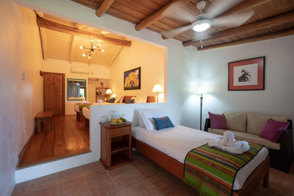 Postel nebo postele na pokoji v ubytování Enchanted Galapagos Lodge