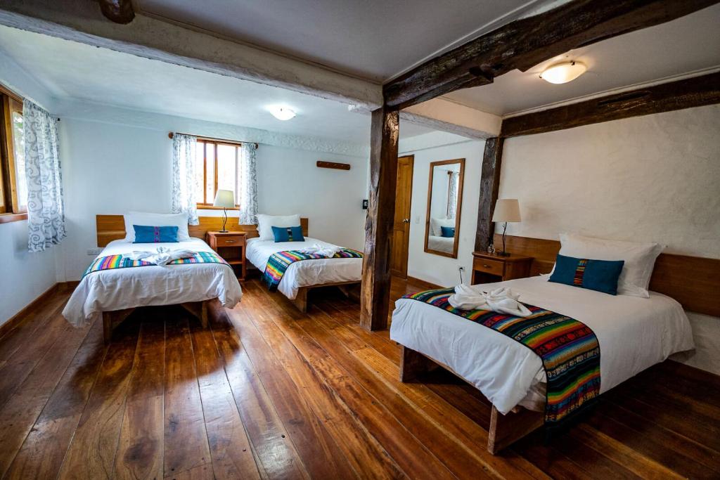 Postel nebo postele na pokoji v ubytování Enchanted Galapagos Lodge