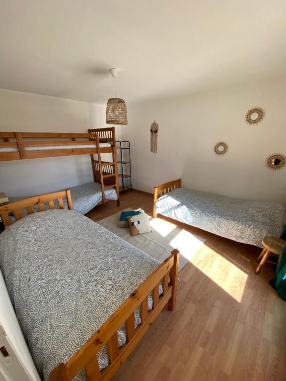 Pokój z 2 łóżkami piętrowymi w pokoju w obiekcie Gîte Lou Pastre w mieście Aureille