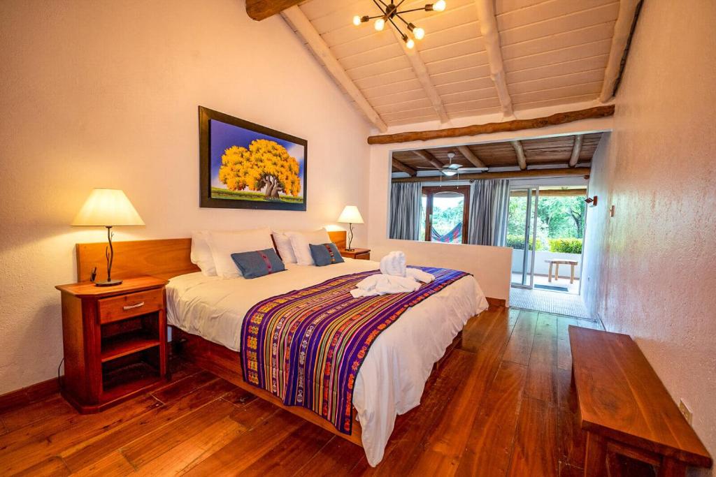 Postel nebo postele na pokoji v ubytování Enchanted Galapagos Lodge