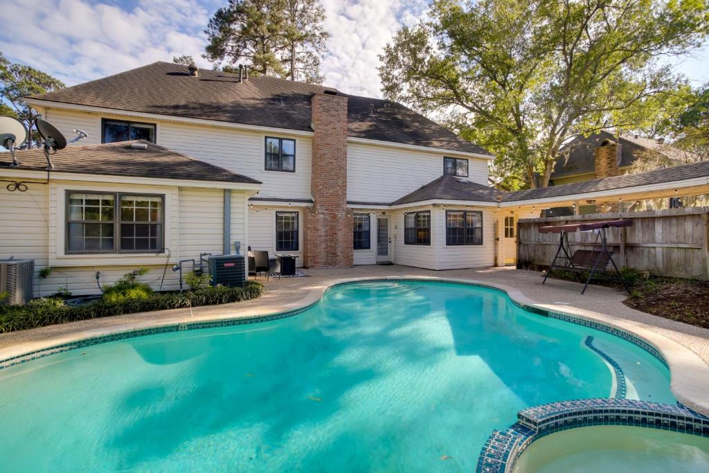 una piscina frente a una casa en Spacious Houston Vacation Rental with Home Office, en Houston