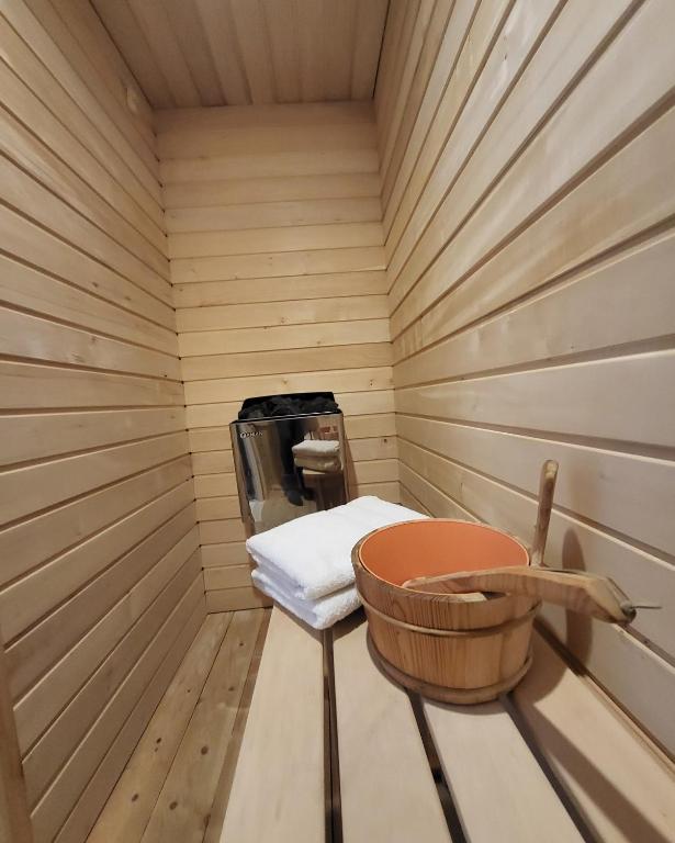 a sauna with a tub and a chair in it at Piazza Del Sol in Had Nes