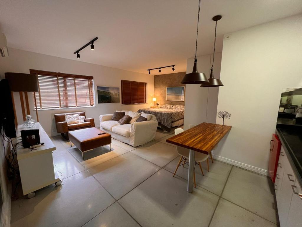 Flat Itaim في ساو باولو: غرفة معيشة مع أريكة وطاولة