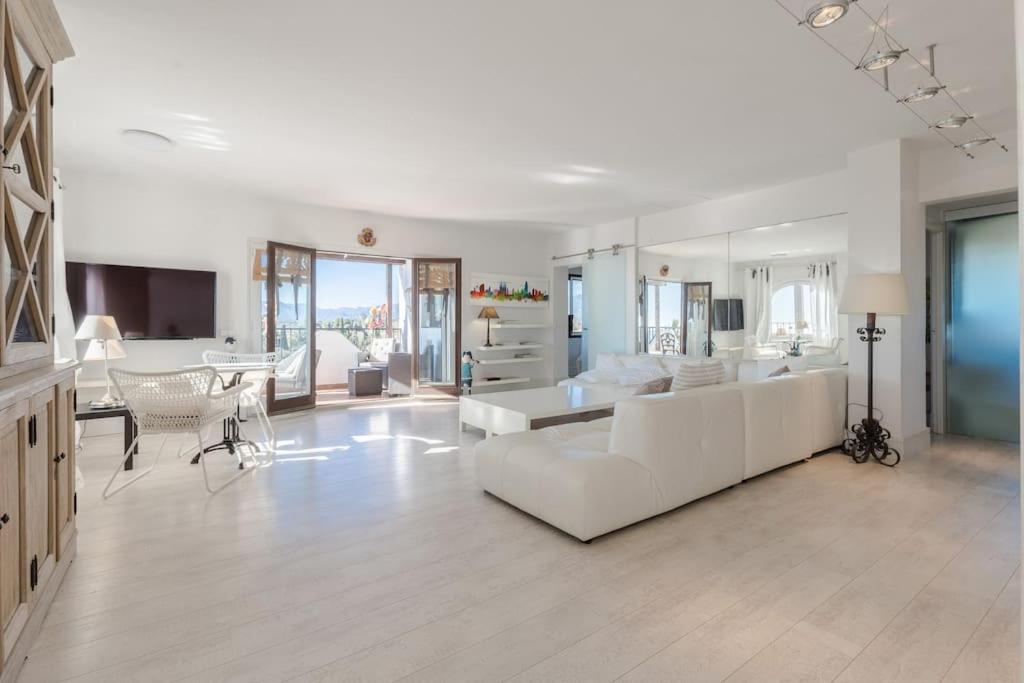 Una sala de estar con un sofá blanco y una mesa. en Apartamento Talaia by MarCalma, en Mont-roig