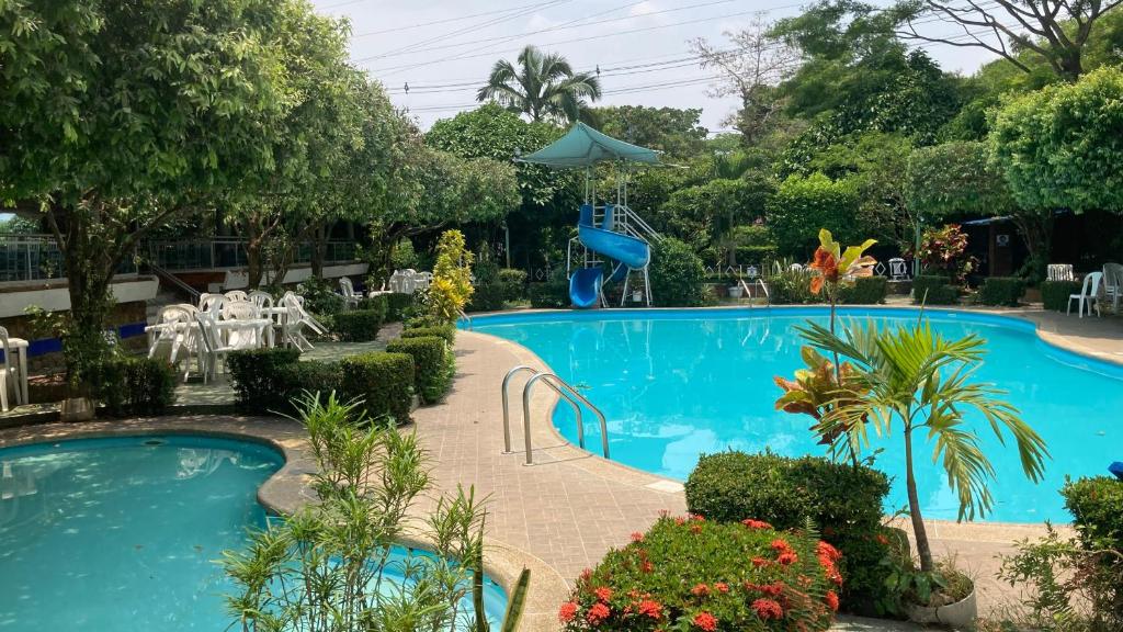 una gran piscina con una pasarela alrededor en Hotel El Broche en Yopal