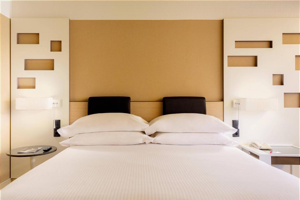 A bed or beds in a room at Madrid Marriott Auditorium Hotel & Conference Center