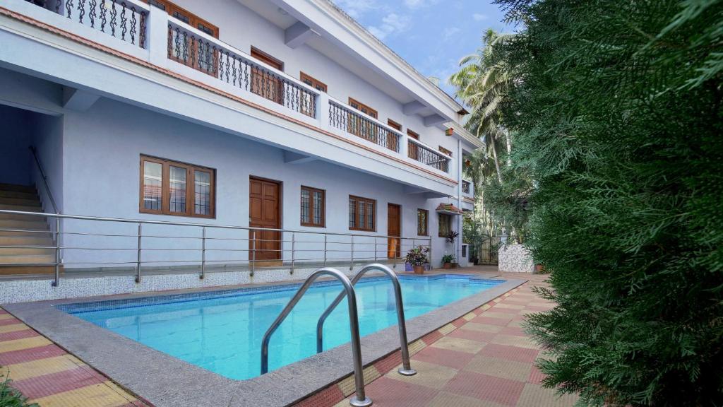 una piscina frente a un edificio en Franria Villa Guest House en Calangute