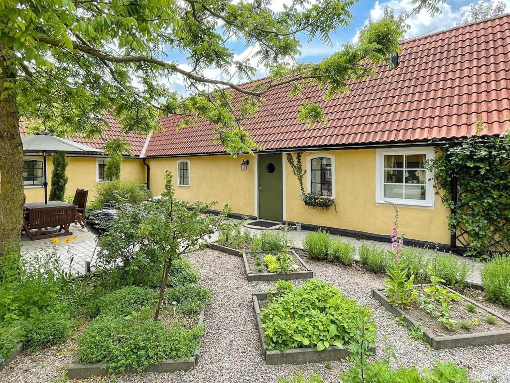ein Haus mit Garten davor in der Unterkunft Holiday home SJÖBO in Vollsjö