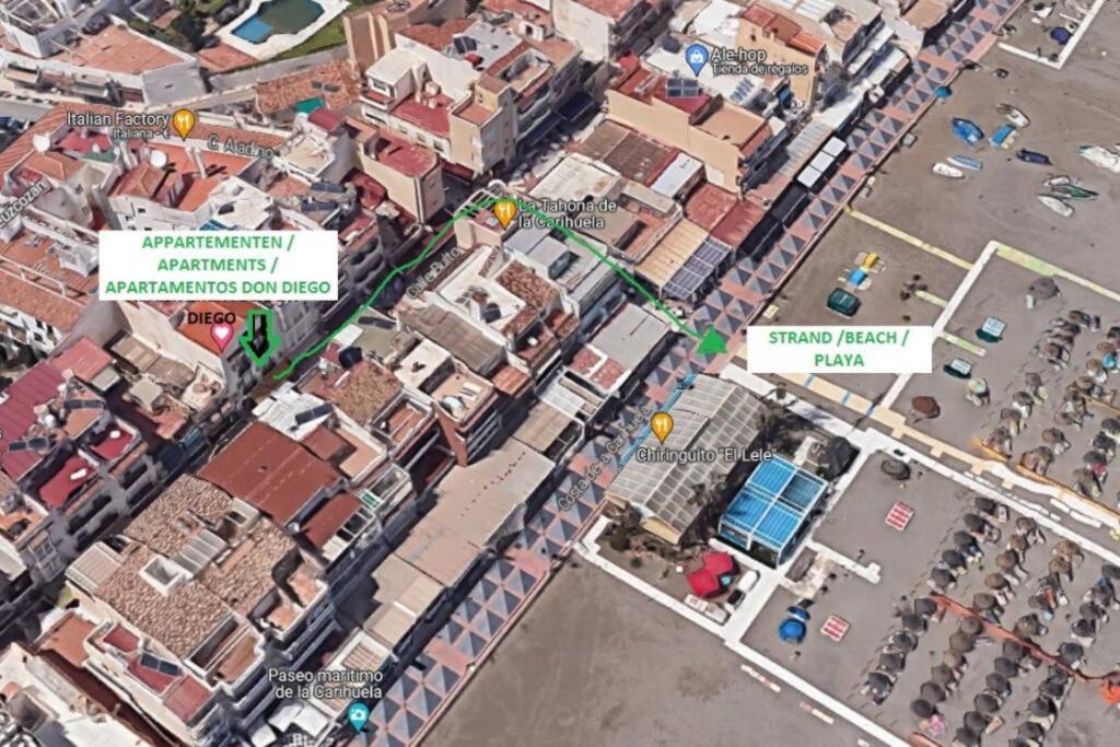 una vista aérea de una ciudad con edificios en Moderno apartamento junto al mar- Apartamentos Don Diego, en Torremolinos