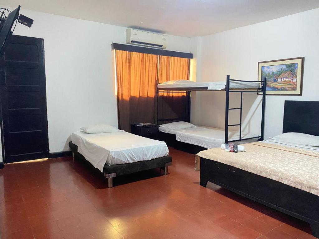 um quarto com três beliches num quarto em HOTEL HISPANO em Barranquilla