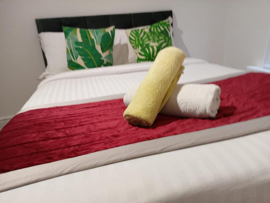Una cama o camas en una habitación de Dayrooms