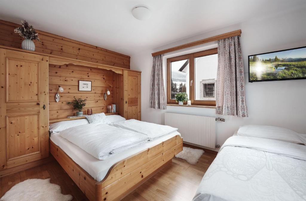 a bedroom with two beds and a window at Appartement Leni Leogang in Leogang