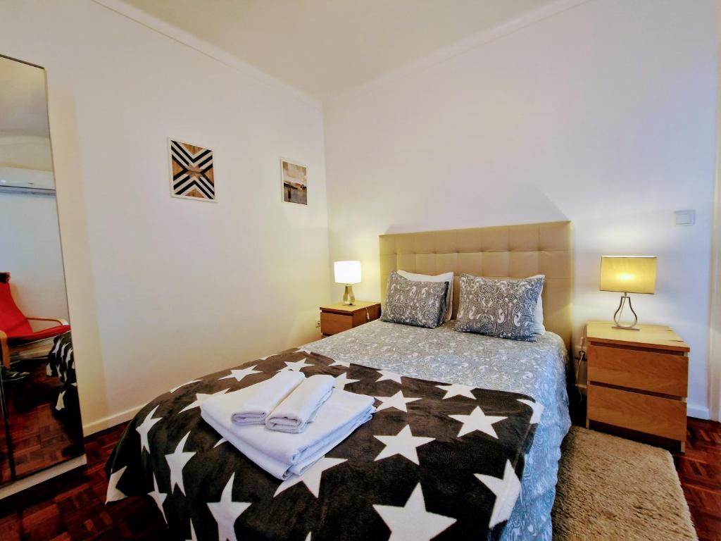 um quarto com uma cama com duas toalhas em Casa d'Alfama by Lisbon Village Apartments em Lisboa
