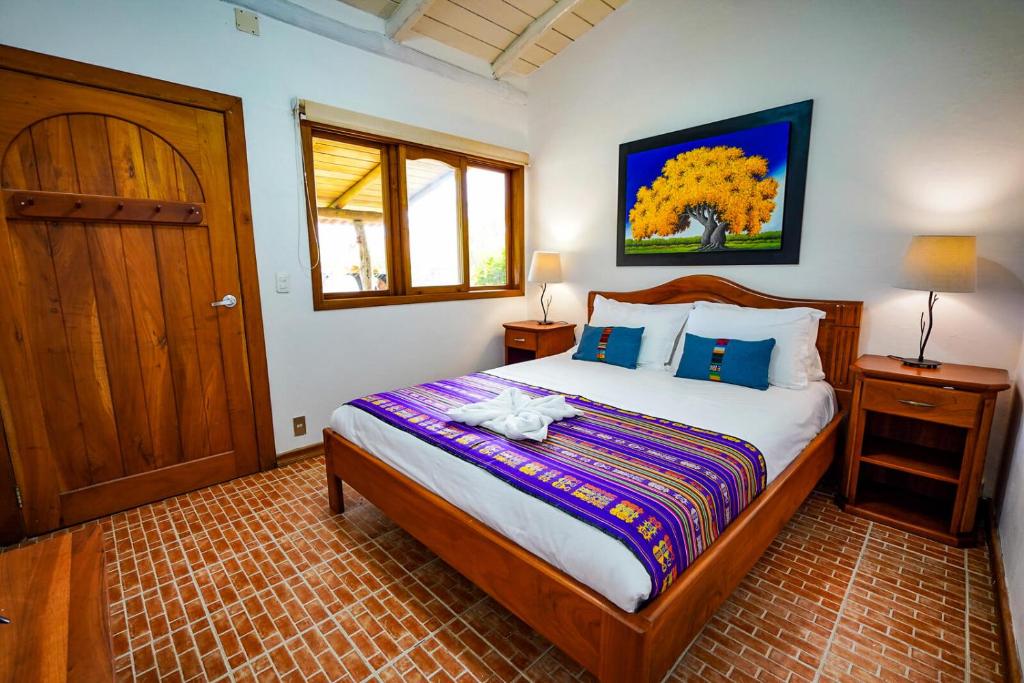 Postel nebo postele na pokoji v ubytování Enchanted Galapagos Lodge