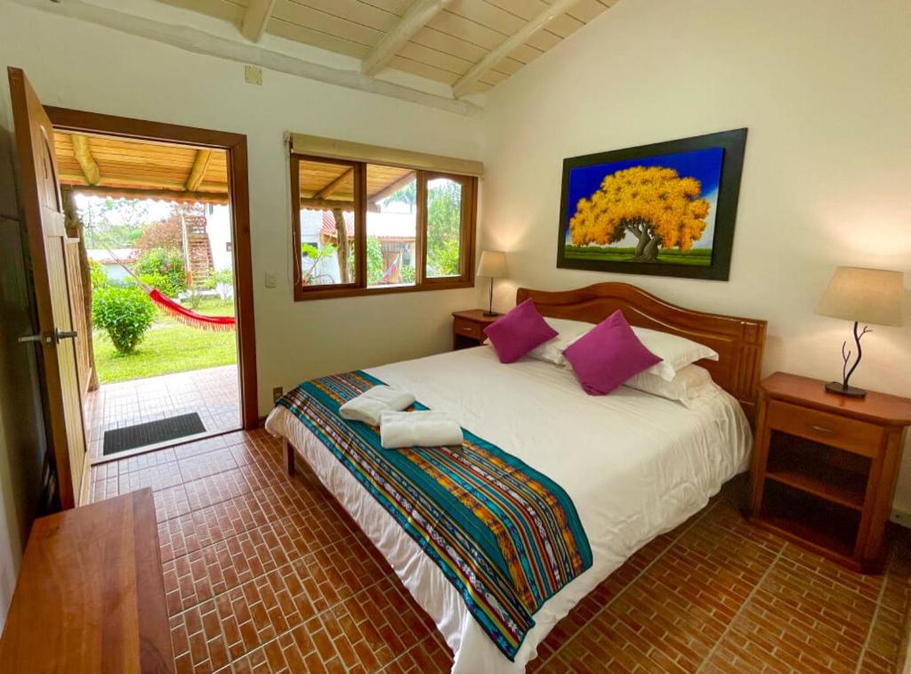 Postel nebo postele na pokoji v ubytování Enchanted Galapagos Lodge