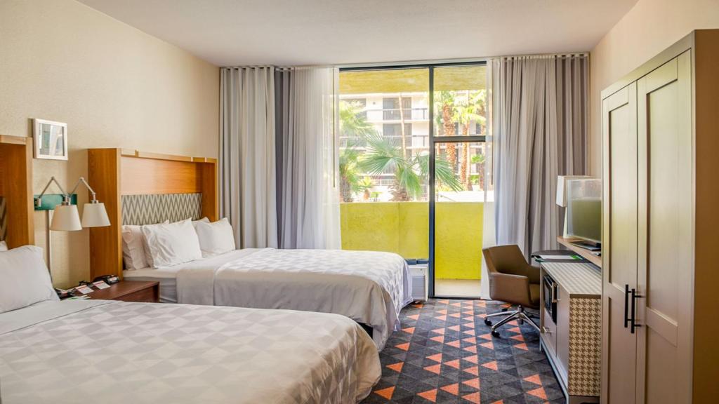 Postel nebo postele na pokoji v ubytování Holiday Inn Phoenix-Mesa Chandler by IHG