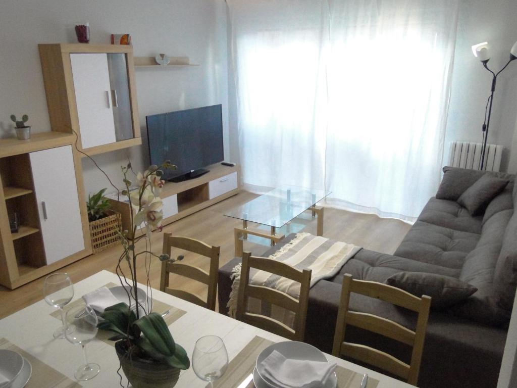 a living room with a couch and a table at INSULA PLAzA MAYOR HOME in Astorga