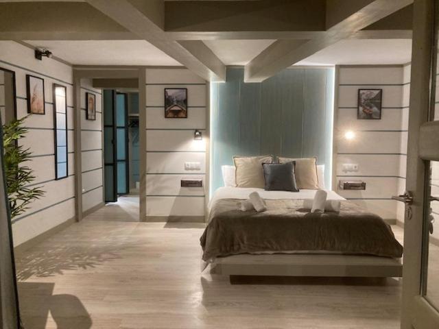 um quarto com uma cama grande num quarto em Villa Palma em Marbella