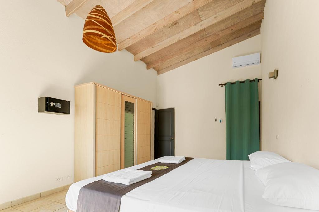 Postel nebo postele na pokoji v ubytování Bandabou Breeze Curacao