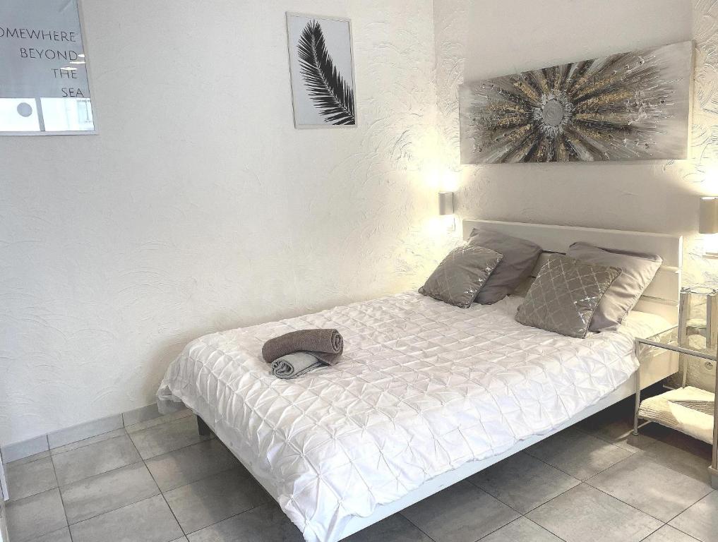 - une chambre avec un lit doté d'un chapeau dans l'établissement Appartement 32m2 Juan les Pins 350 m plage climatisé WIFI centre, à Juan-les-Pins
