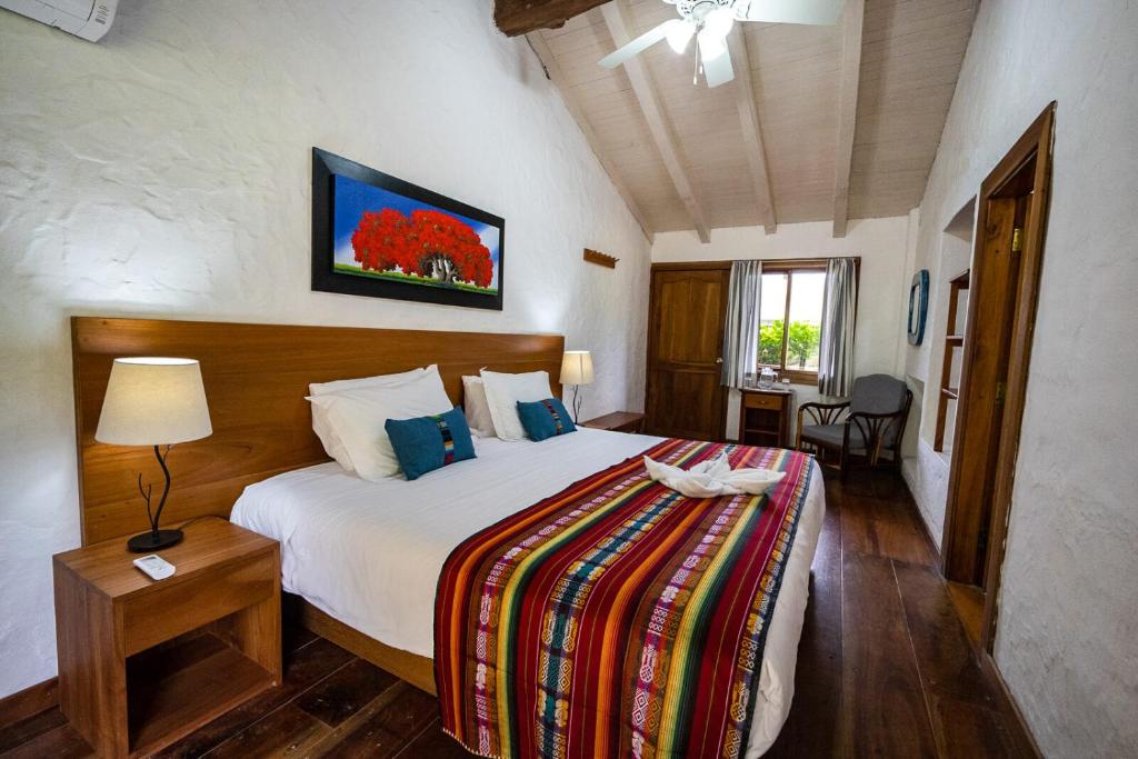 Postel nebo postele na pokoji v ubytování Enchanted Galapagos Lodge
