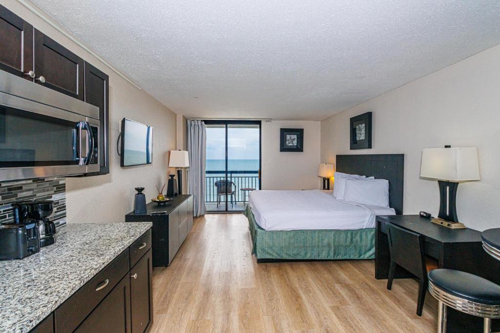 una camera con letto e vista sull'oceano di Sun N Sand 607 a Myrtle Beach