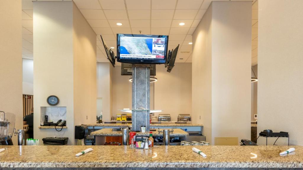 TV a/nebo společenská místnost v ubytování Holiday Inn Phoenix-Mesa Chandler by IHG