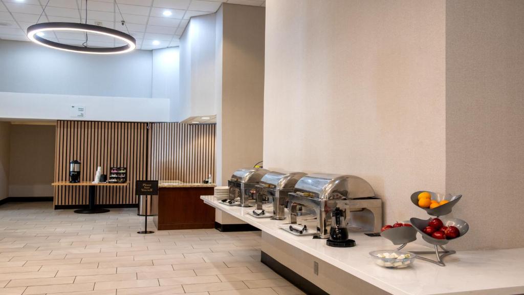 Příslušenství pro přípravu čaje a kávy v ubytování Holiday Inn Phoenix-Mesa Chandler by IHG