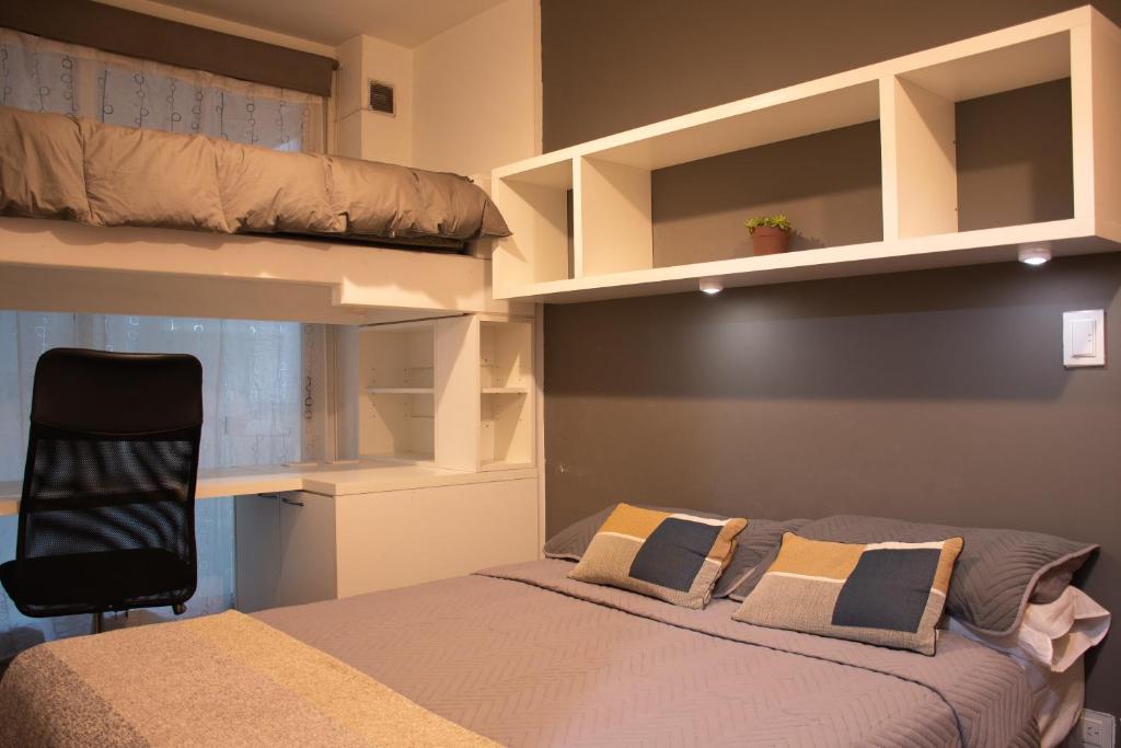 1 dormitorio con 1 cama con escritorio y silla en * Grand Oro * en Buenos Aires