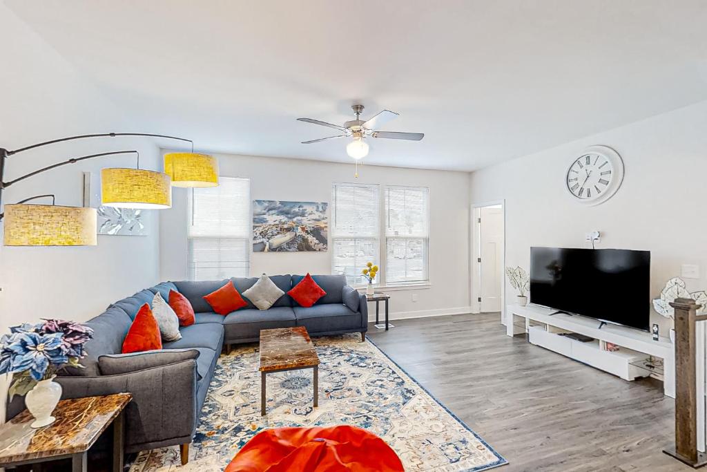 uma sala de estar com um sofá azul e uma televisão em A Home Away from Home em North Myrtle Beach