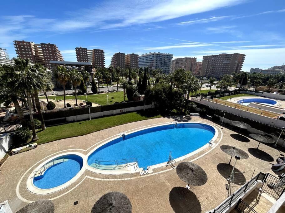 - une vue de tête sur deux piscines avec parasols dans l'établissement Oropesa del Mar Inn, à Oropesa del Mar