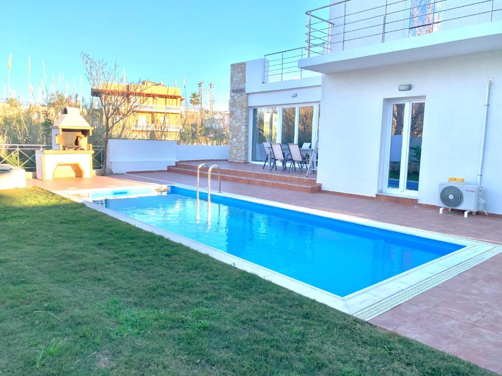a swimming pool in the backyard of a house at Hayeks Villa in Daratso