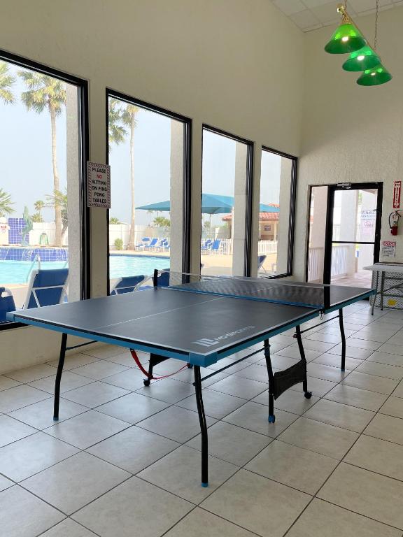 Stolní tenis v ubytování See Dolphins From Your Private Deck with This Beautiful Property! nebo okolí