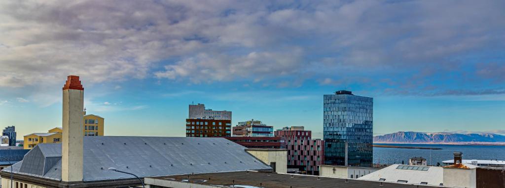 vistas a una ciudad con edificios y agua en Iceland SJF Apartments - 503, en Reikiavik