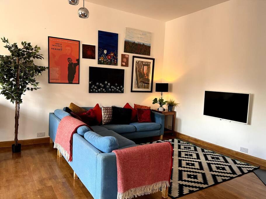 Uma TV ou centro de entretenimento em Charming City Townhouse