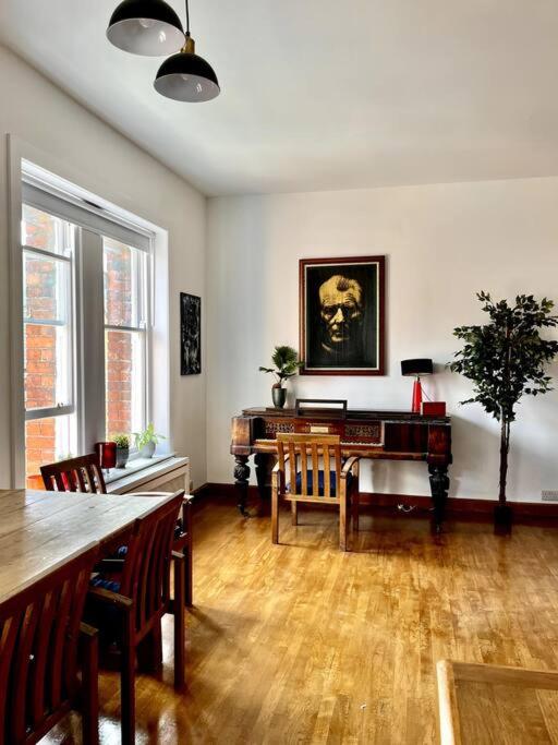 Uma área de estar em Charming City Townhouse