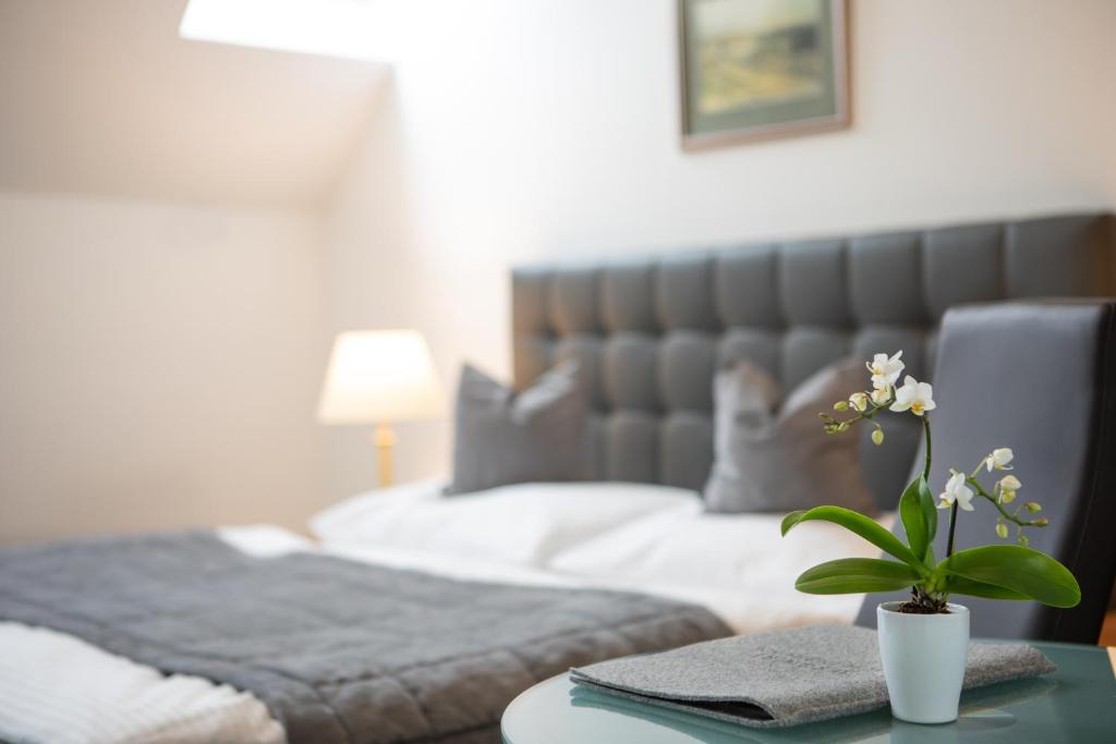 Łóżko lub łóżka w pokoju w obiekcie Hotel Bergwirt Schönbrunn