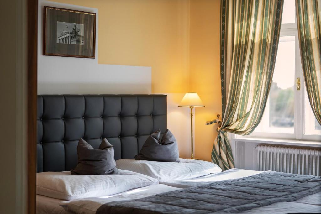 Łóżko lub łóżka w pokoju w obiekcie Hotel Bergwirt Schönbrunn
