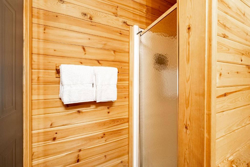 Ett badrum på Oakview Lodge & Marina